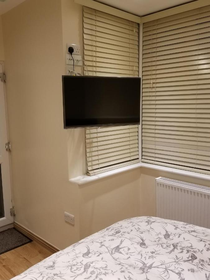 London Luxury Apartments 5 Min Walk From Ilford Station, With Free Parking Free Wifi Екстериор снимка