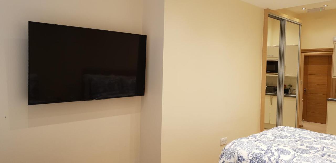 London Luxury Apartments 5 Min Walk From Ilford Station, With Free Parking Free Wifi Екстериор снимка