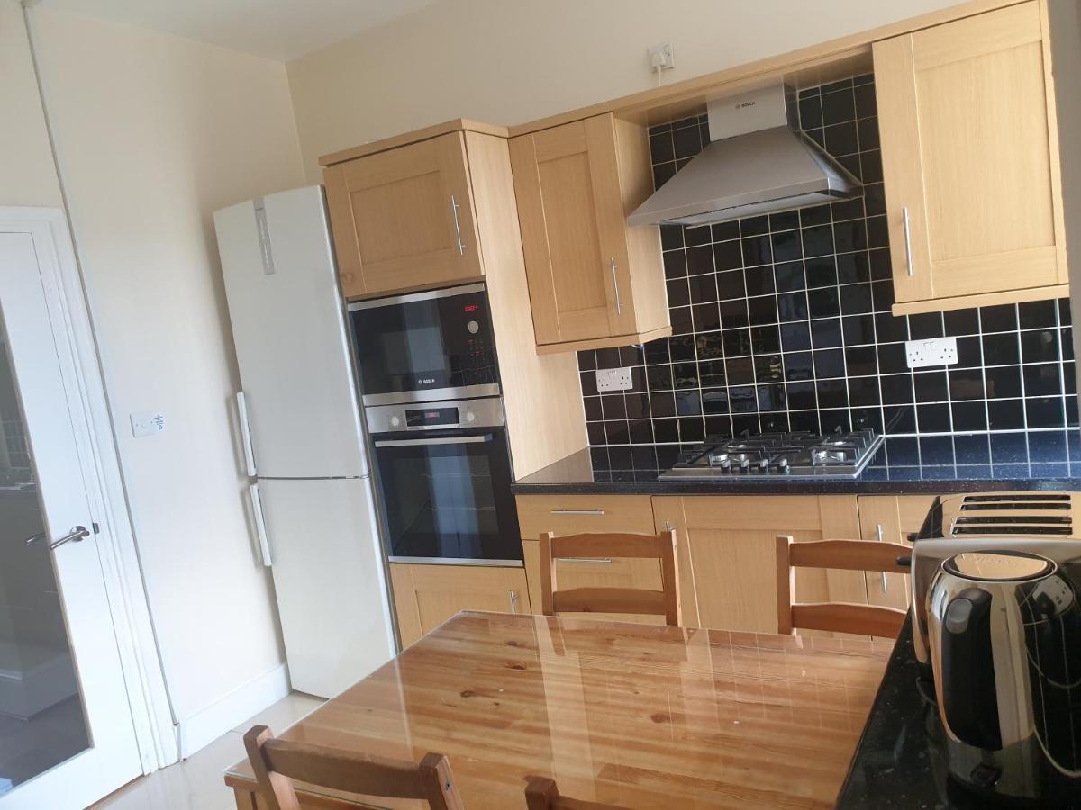London Luxury Apartments 5 Min Walk From Ilford Station, With Free Parking Free Wifi Екстериор снимка