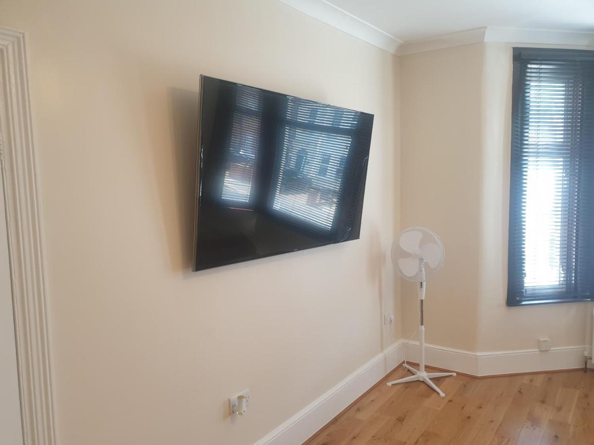London Luxury Apartments 5 Min Walk From Ilford Station, With Free Parking Free Wifi Екстериор снимка